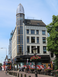 902988 Gezicht op het winkelhoekpand Lange Viestraat 1 te Utrecht, waarvan de renovatie vrijwel voltooid is, vanaf de ...